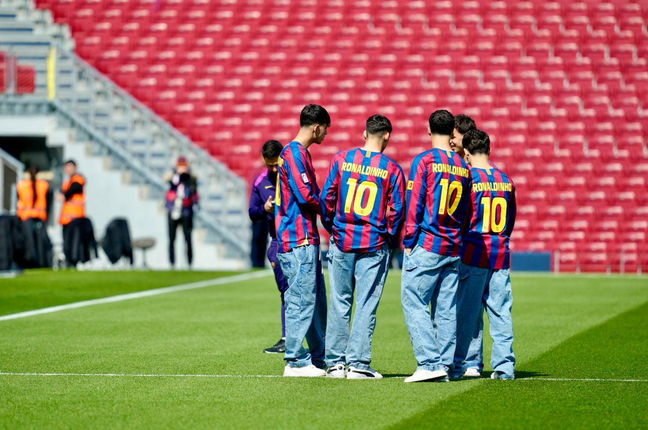 El FC Barcelona Lanza una Camiseta Retro de Ronaldinho que Conquista a los Aficionados