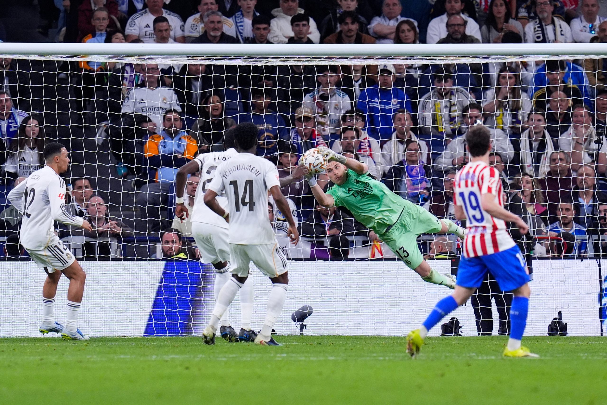 De la Sombra a la Gloria: Lunin, el Guardián Inesperado que Resucita al Real Madrid
