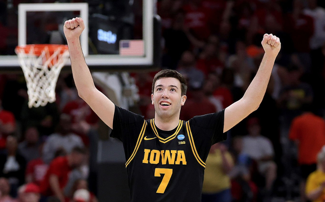 ¡Locura en el March Madness! Folgueiras desata la euforia con un triple de leyenda y mete a Iowa en el Elite Eight
