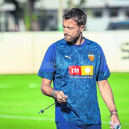 Mestalla se blinda ante el Terrassa con un nuevo timón en busca de la salvación