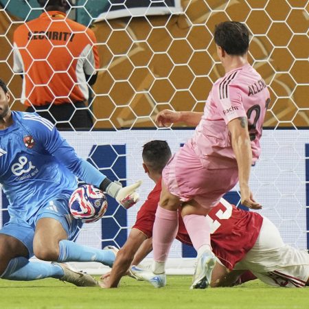 Mohamed El-Shenawy, suspendido 4 partidos por agredir a un árbitro en la Liga Egipcia