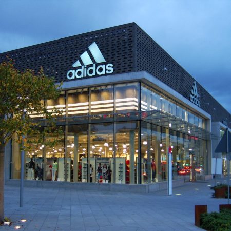 Las Adidas Hoops 3.0: Zapatillas Versátiles que Transforman tu Armario