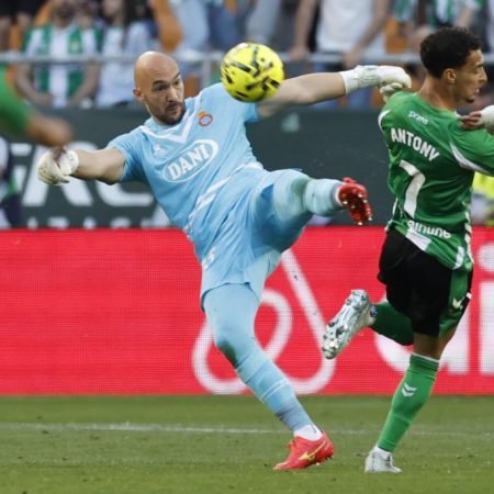 Espanyol Is Reborn In Seville Thanks To Dimitrovic And Seals Their Goal After Four Months