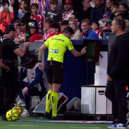 Refereeing and VAR Generate Controversy in Atlético-Barsa