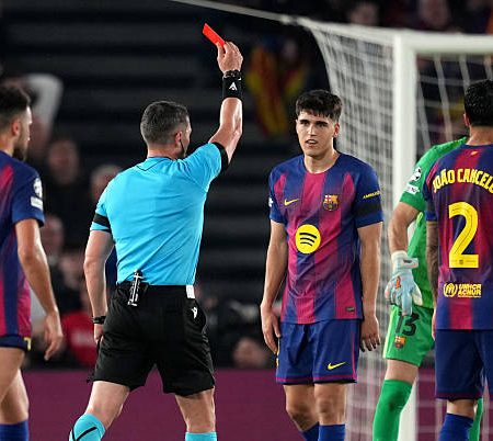 El Barça, un Imán de Tarjetas Rojas en Europa: La Era Flick y la Defensa Adelantada Bajo la Lupa