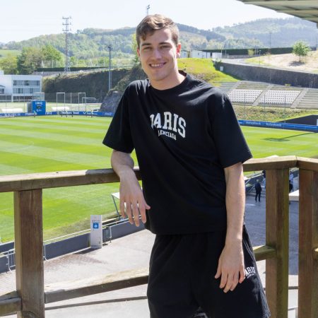 Sucic: “La Real Sociedad me enamoró en Champions; mi futuro es txuri-urdin”