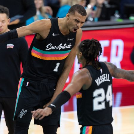 Victor Wembanyama brilla en su debut en playoffs y guía a los Spurs hacia la victoria